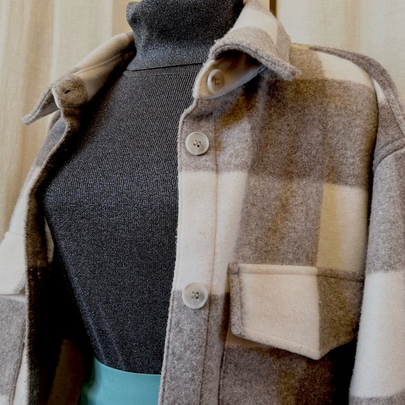 Silk Metallic Gray Turtleneck – Effortless Elegance - Picture 3 of 3